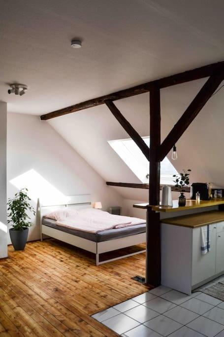 Schoene Dachgeschosswohnung Nahe Apartamento