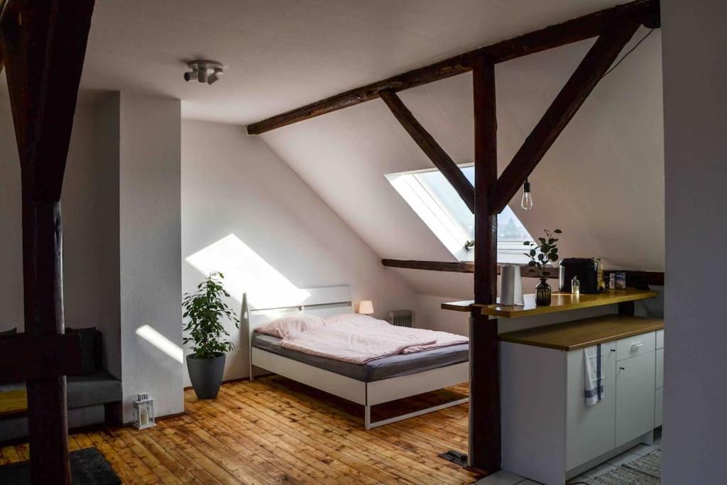 Schoene Dachgeschosswohnung Nahe Apartamento Colónia